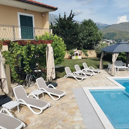 Villa Mater - Luxuriously Equipped Villa With A 15M Long Swimming Pool Zrnovnica Exterior photo