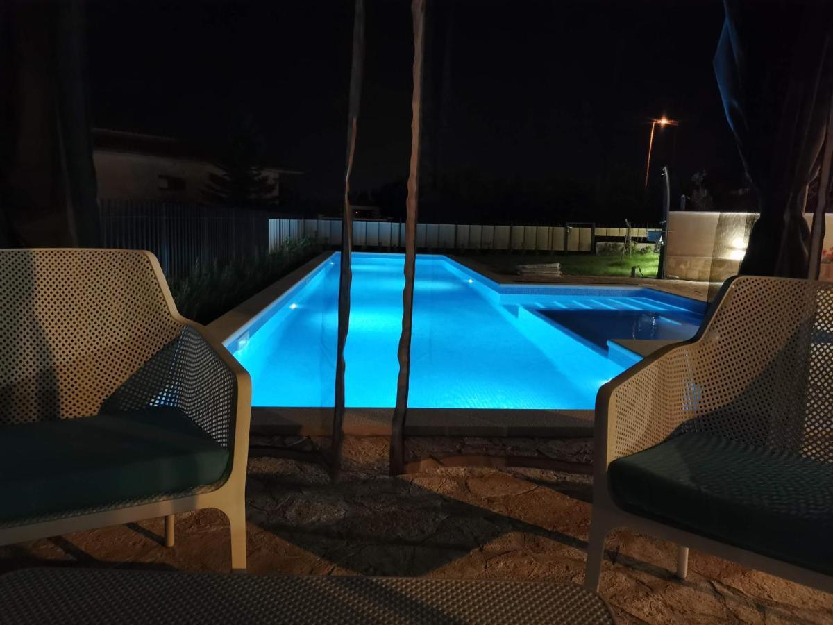 Mater - Luxuriously Equipped With A 15m Long Swimming Pool * Zrnovnica