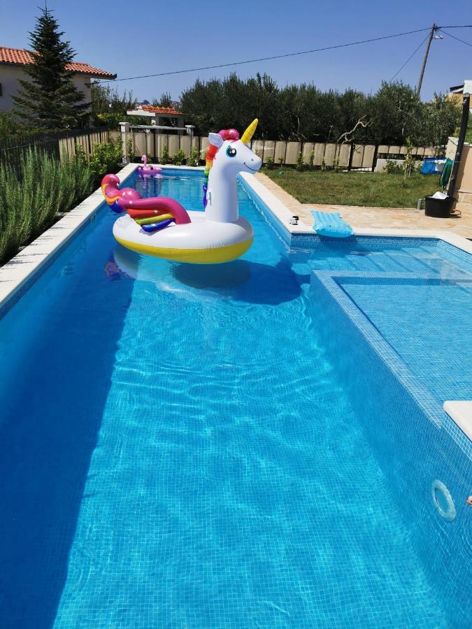 Mater - Luxuriously Equipped With A 15m Long Swimming Pool Zrnovnica