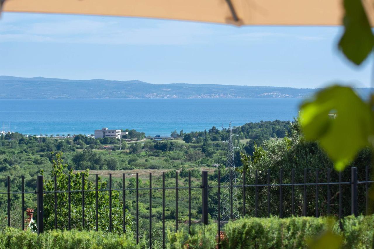 Mater - Luxuriously Equipped With A 15m Long Swimming Pool