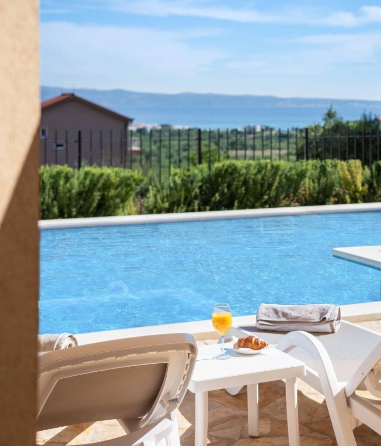 Mater - Luxuriously Equipped With A 15m Long Swimming Pool Villa Zrnovnica